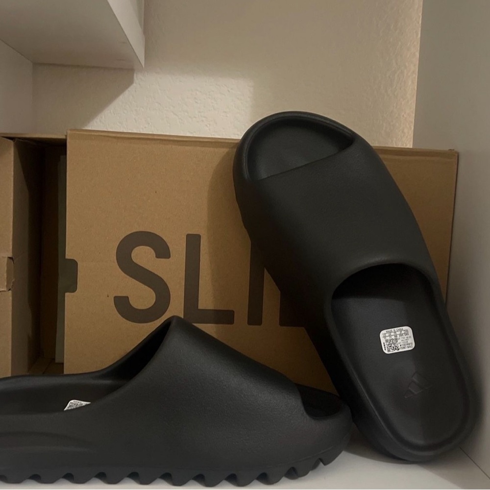Yeezy Slides Onyx Men Size 11